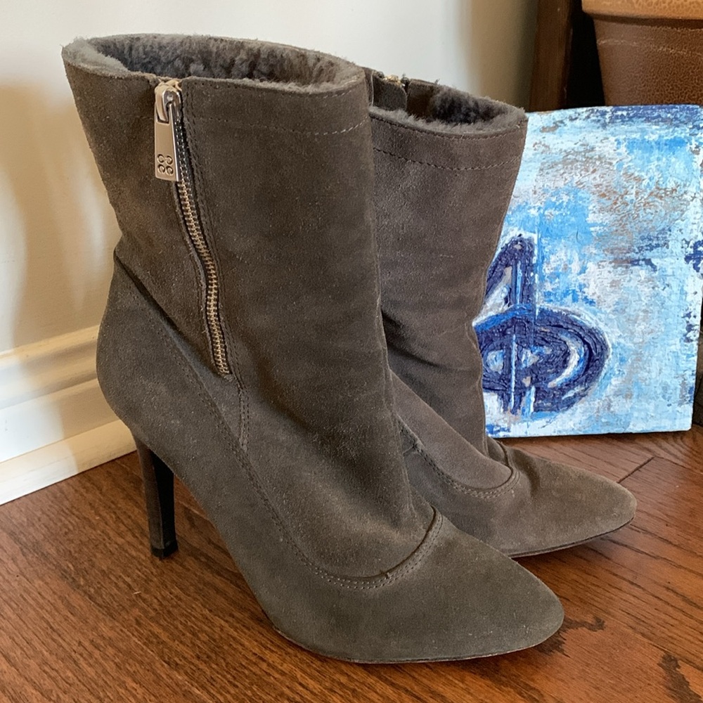 COACH Suede Adelina Sz 8 Warm Graphite Shearling Lined Zip Side Stacked Heels